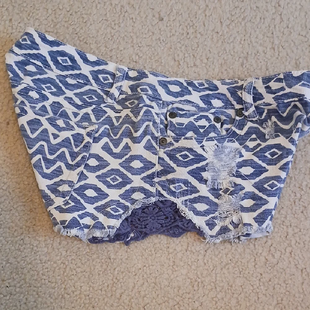 Rue21 Geometric Blue & White Jean Shorts Women's 5/6